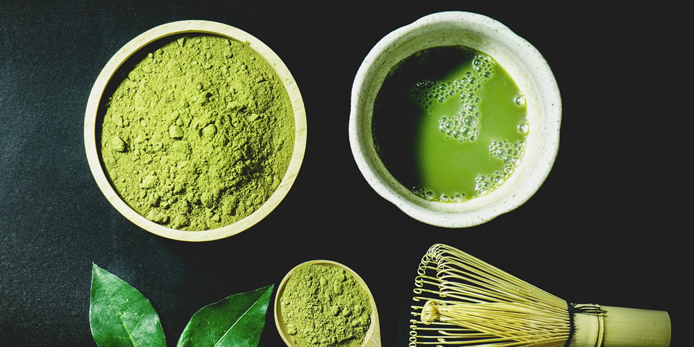 Zubereitung von Matcha-Tee in Matcha-Schalen